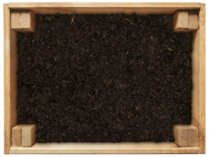 Blick in offene Kiste mit Loisachtaler Bio-Erde