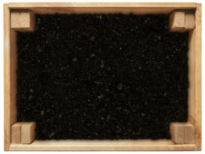 Blick in offene Kiste mit Loisachtaler Gartenhumus